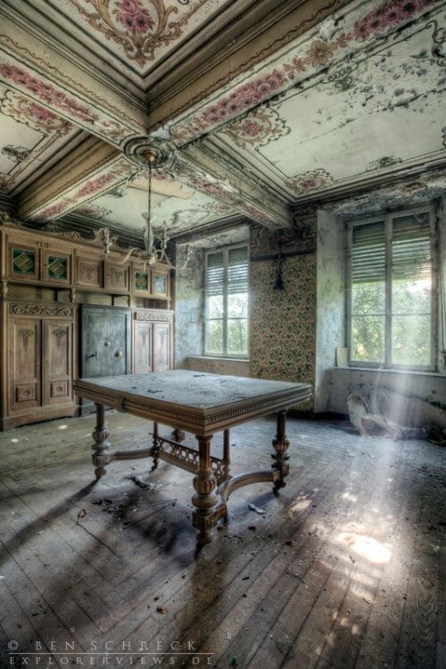 dinner-room -decay