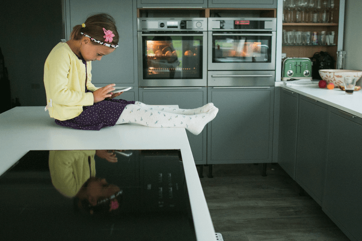 vicki hull girl on smartphone