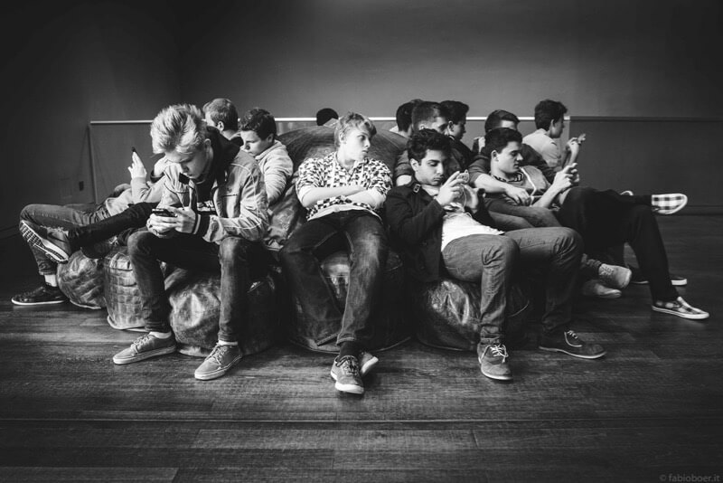Fabio Boer teenagers on smartphones