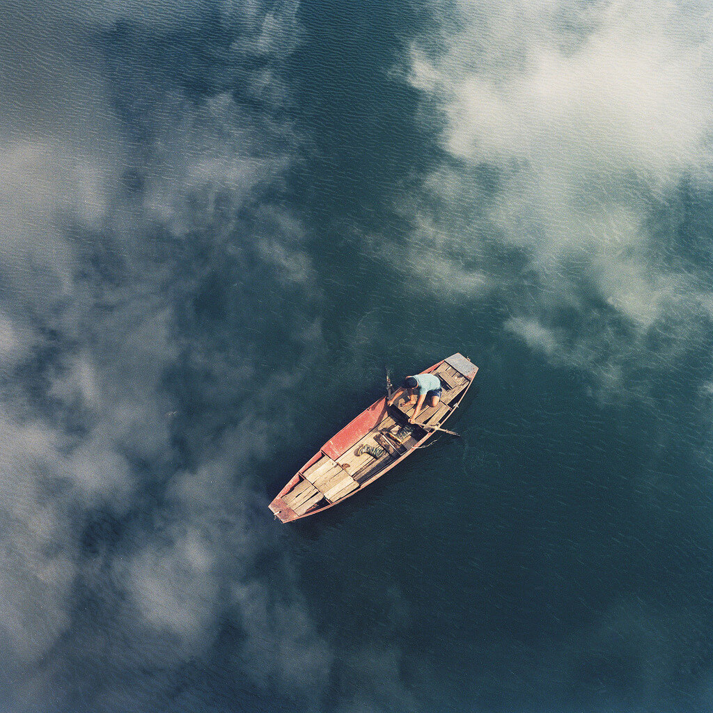 Q_V_H - boat on river