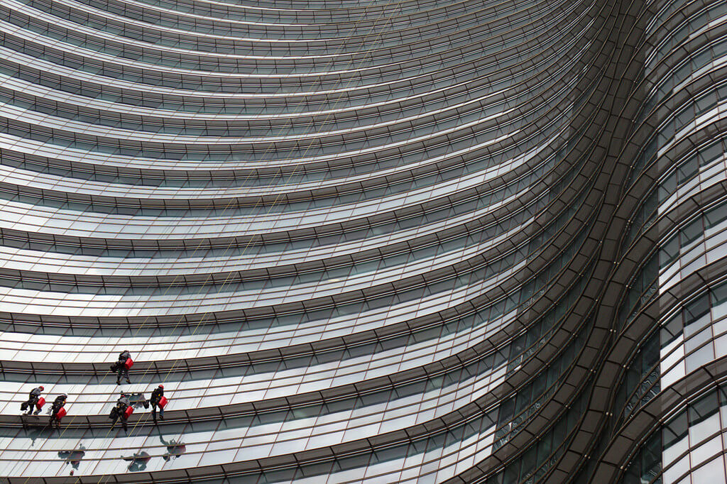 Giorgio Luciani - window cleaners skyscraper