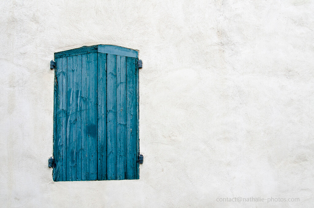 Nathalie - Summer closed shutters