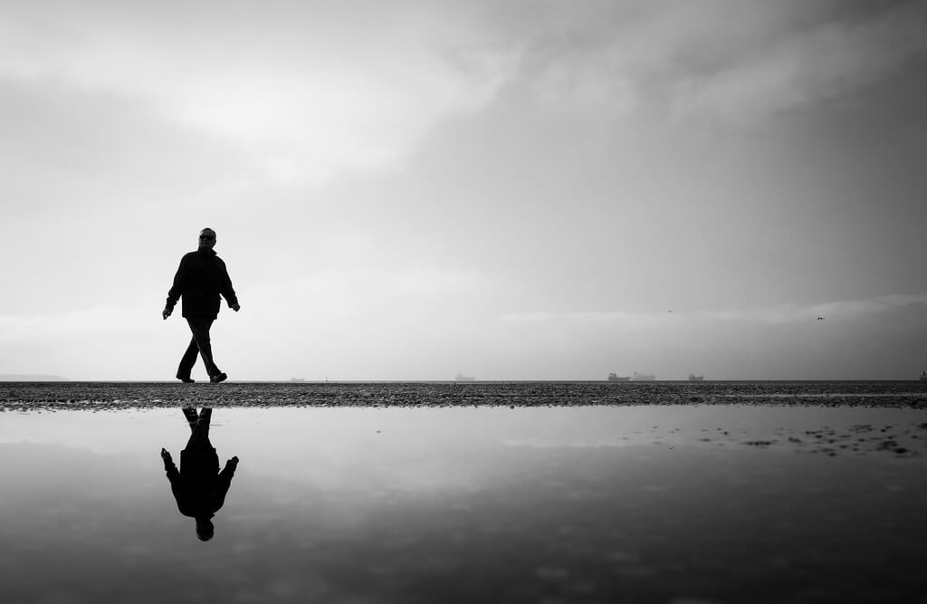 Thomas Leuthard - black and white reflection - minimalist photography