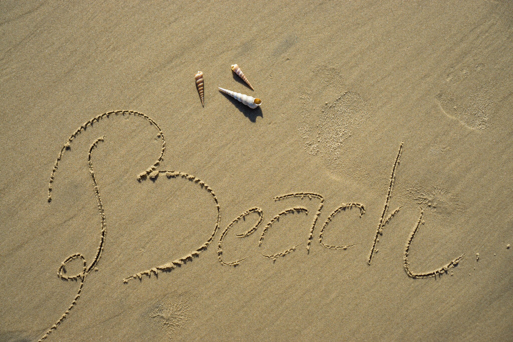 Marco Verch - Beach im Sand geschrieben mit Seemuscheln in Vietnam
